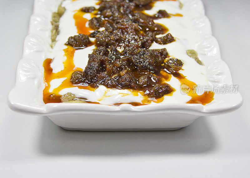 土耳其烤肉Ali Nazik配酸奶和烤茄子